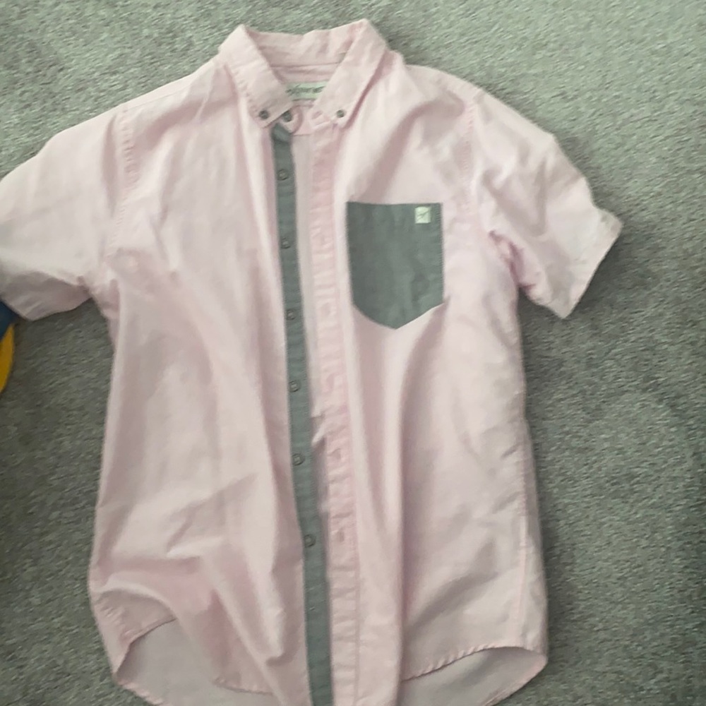 Men’s pink button down with pocket